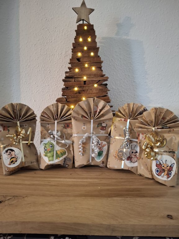 Grossansicht in neuem Fenster: Weihnachtsgeschenke Krippe Grossansicht in neuem Fenster: Weihnachtsgeschenke Krippe