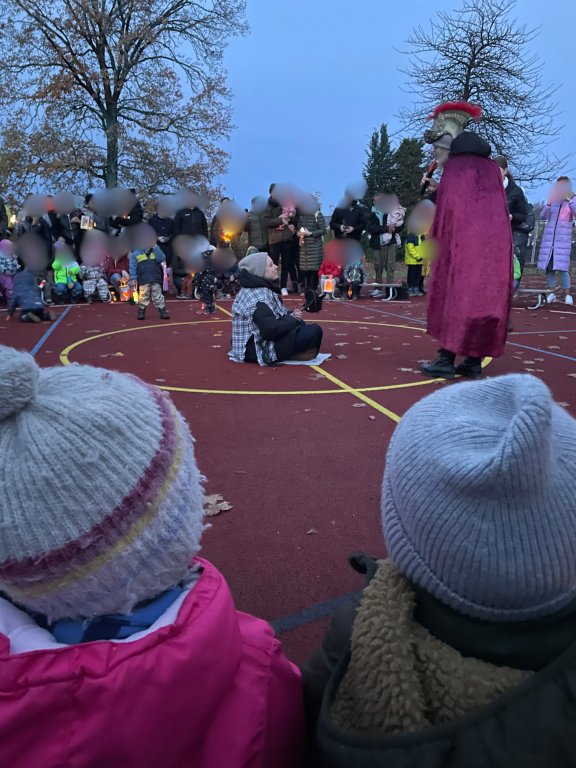 Grossansicht in neuem Fenster: St. Martin_Krippe Regenbogen_2025 Grossansicht in neuem Fenster: St. Martin_Krippe Regenbogen_2025