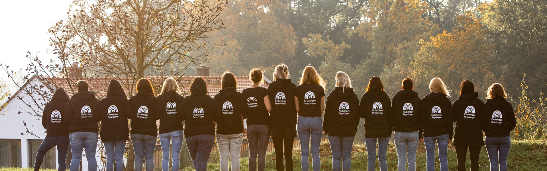 Teamfoto Regenbogen von hinten